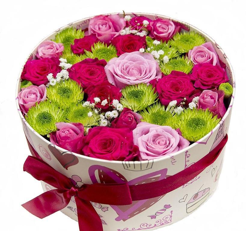 Заказать подарок цветы. Коробка с цветами. Букеты цветов в коробках. Подарочные коробки с цветами. Оригинальные букеты в коробках.